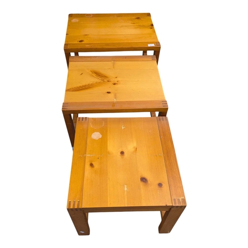 615 - British Contemporary Design - A modern oak nest of three rectangular tables with exposed dovetail de... 