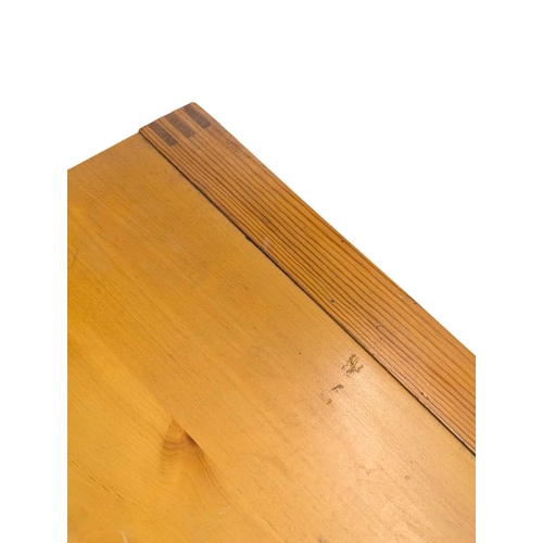 615 - British Contemporary Design - A modern oak nest of three rectangular tables with exposed dovetail de... 