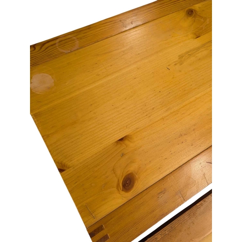 615 - British Contemporary Design - A modern oak nest of three rectangular tables with exposed dovetail de... 