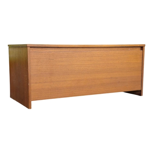 623 - Avalon Furniture- A vintage 20th century teak blanket box chest. Rectangular form with spacious inte... 