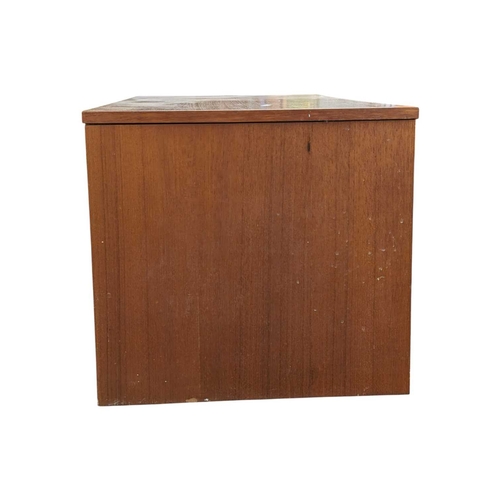 623 - Avalon Furniture- A vintage 20th century teak blanket box chest. Rectangular form with spacious inte... 