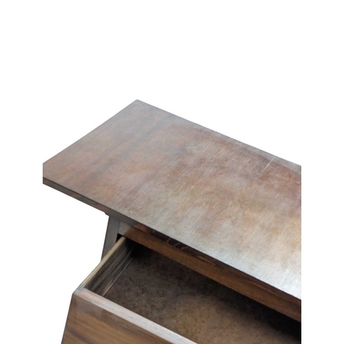 675 - Avalon Furniture Style - A vintage late 20th century chest of drawers. Having a bank of four drawers... 