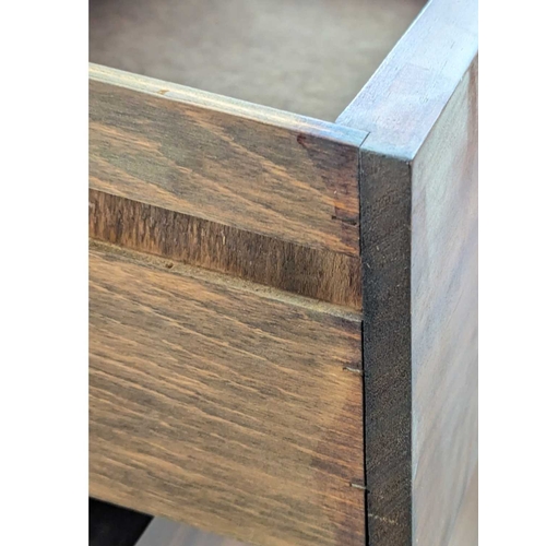 675 - Avalon Furniture Style - A vintage late 20th century chest of drawers. Having a bank of four drawers... 