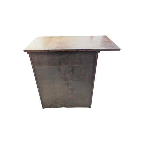 675 - Avalon Furniture Style - A vintage late 20th century chest of drawers. Having a bank of four drawers... 