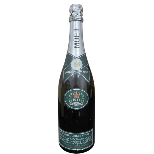 193 - A Moet & Chandon 1977 The Queen's Silver Jubilee Cuvee champagne bottle. Epernay, France. Seals ... 