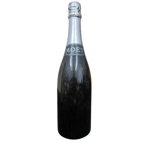 193 - A Moet & Chandon 1977 The Queen's Silver Jubilee Cuvee champagne bottle. Epernay, France. Seals ... 