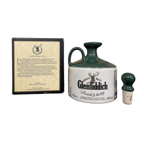 215 - A Glenfiddich Mary Queen of Scots single malt Scotch whisky ceramic flagon in original box. 750ml, 4... 